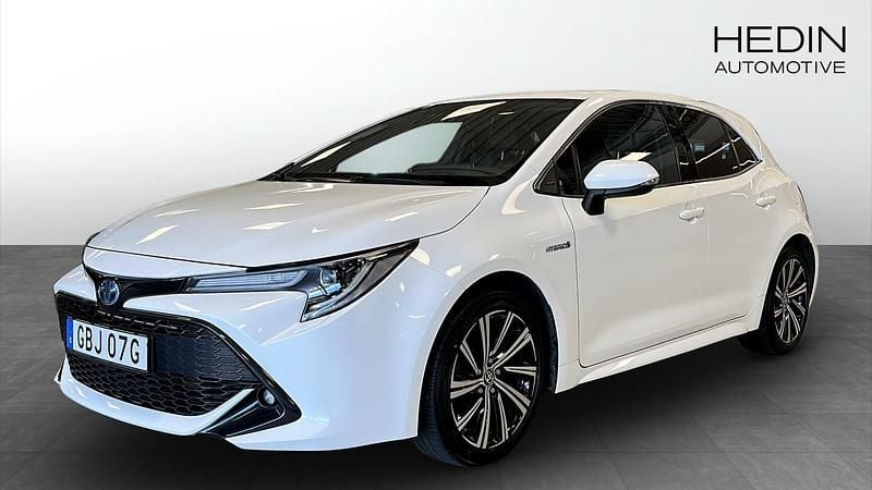 Vit (white) Begagnad 2020 Toyota Corolla Hybrid Style Halvkombi | 229 900 kr (Marknadspris) - Bild 1/4