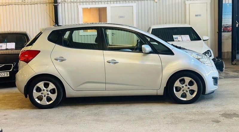 Begagnad Kia Venga Comfort 90 HK (66 kW) 2010 Silver Halvkombi