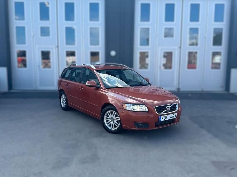 Röd Begagnad 2011 Volvo V50 Summum Kombi | 49 900 kr (Marknadspris) - Bild 1/4