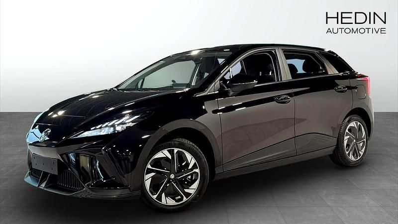 Begagnad MG MG4 EV 125 kW (170 HK) 2024 Svart Halvkombi