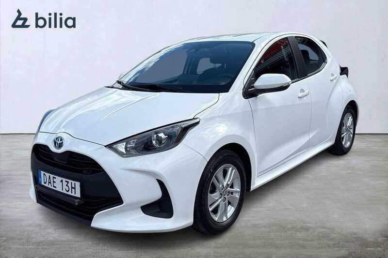 Vit Begagnad 2023 Toyota Yaris Hybrid Active Halvkombi | 219 900 kr (Marknadspris) - Bild 1/4