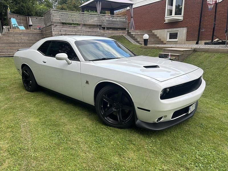 Vit Begagnad 2015 Dodge Challenger Sportkupé | 319 000 kr (Bra pris) - Bild 1/4