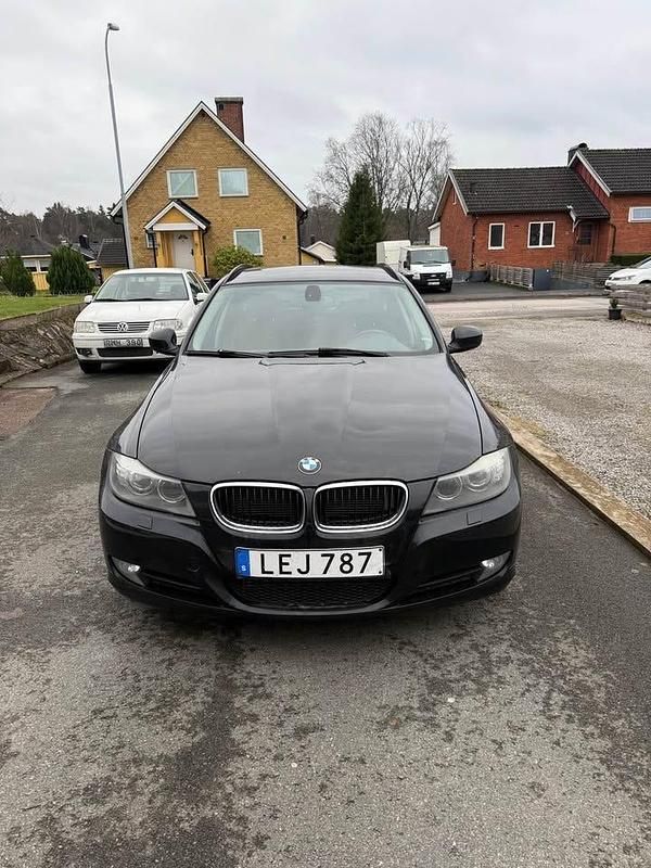 Begagnad 2011 BMW 320 Kombi | 60 000 kr (Marknadspris) - Bild 1/4
