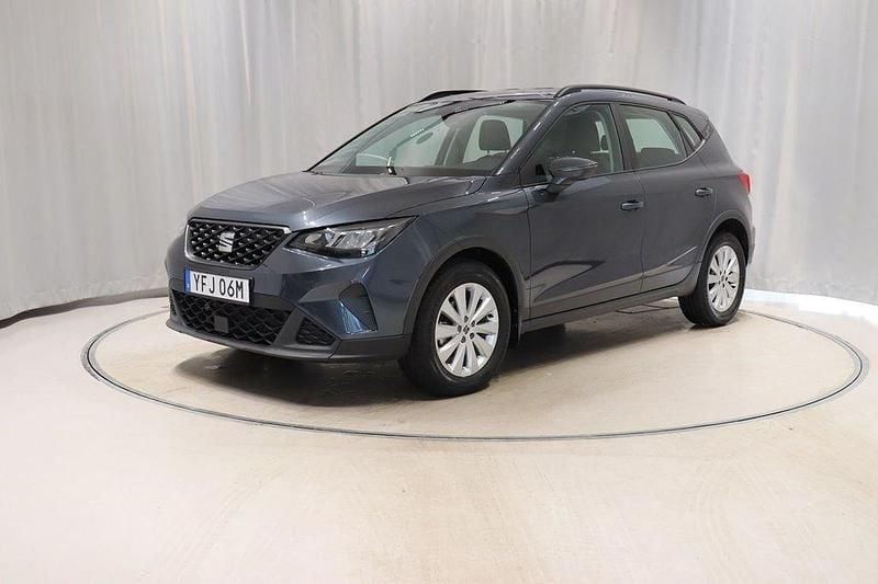 Grå Begagnad 2024 Seat Arona SUV | 204 800 kr (Marknadspris) - Bild 1/4