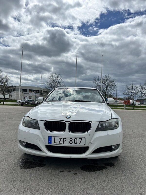 Vit Begagnad 2011 BMW 318 Comfort Edition Sedan | 50 000 kr (Bra pris) - Bild 1/4