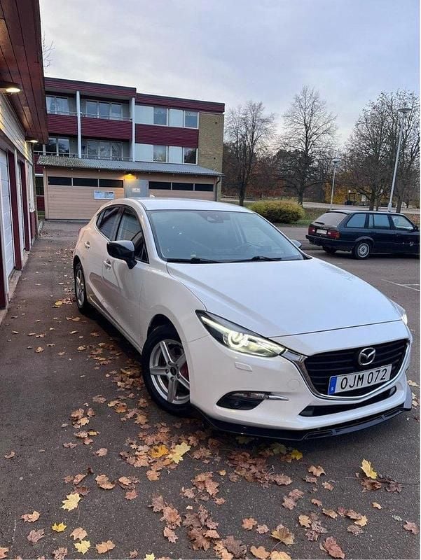 Vit Begagnad 2016 Mazda 3 Inclusive Halvkombi | 142 000 kr (Marknadspris) - Bild 1/4