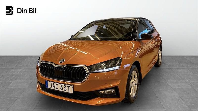 Phoenix orange metallic b Begagnad 2022 Skoda Fabia Style Halvkombi | 209 900 kr (Marknadspris) - Bild 1/4