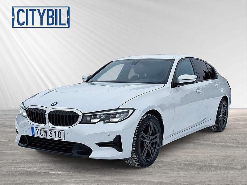 Vit Begagnad 2022 BMW 320 Sport Line Sedan | 329 900 kr (Superpris) - Bild 1/4