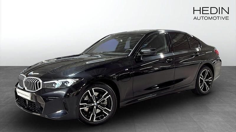 Svart Begagnad 2025 BMW 330 Comfort Edition Sedan | 498 700 kr - Bild 1/4