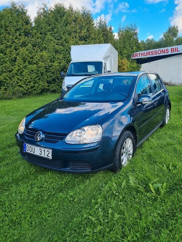 Mörkblå Begagnad 2007 VW Golf VI Trendline Halvkombi | 42 000 kr (Marknadspris) - Bild 1/4