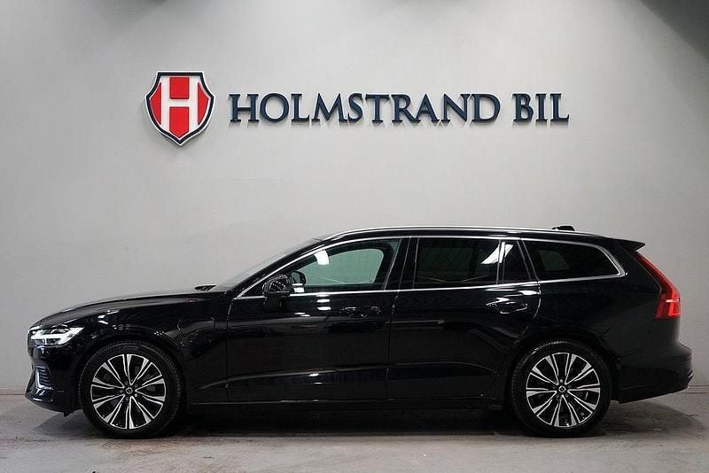 Svart Begagnad 2023 Volvo V60 Core Kombi | 389 900 kr (Marknadspris) - Bild 1/4