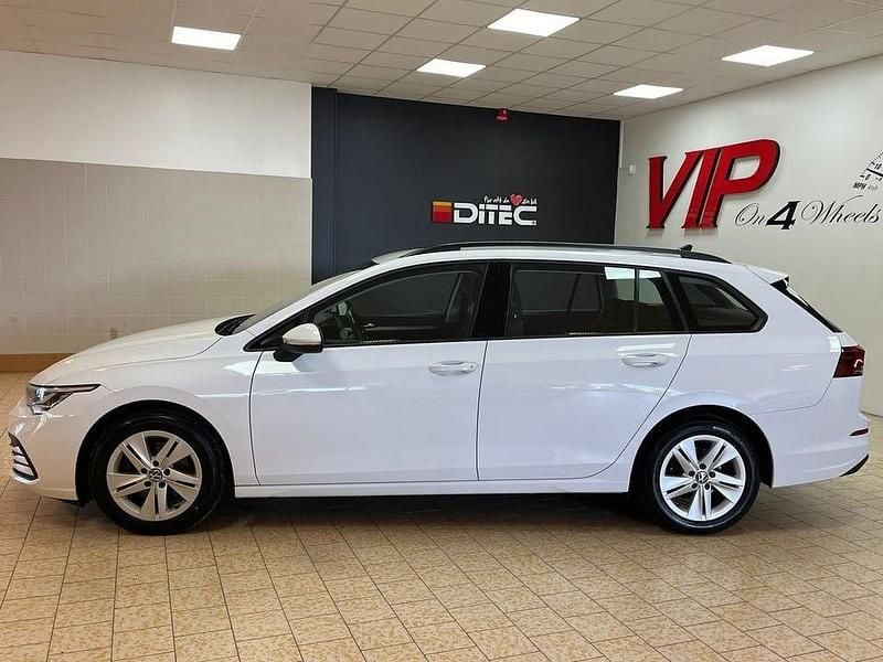 Begagnad VW Golf VIII 131 HK (96 kW) 2021 Vit Kombi