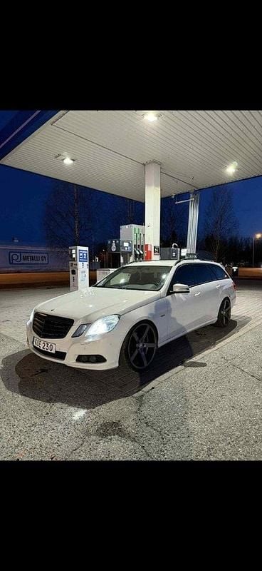 Vit Begagnad 2010 Mercedes E200 Classic Kombi | 85 000 kr (Marknadspris) - Bild 1/4
