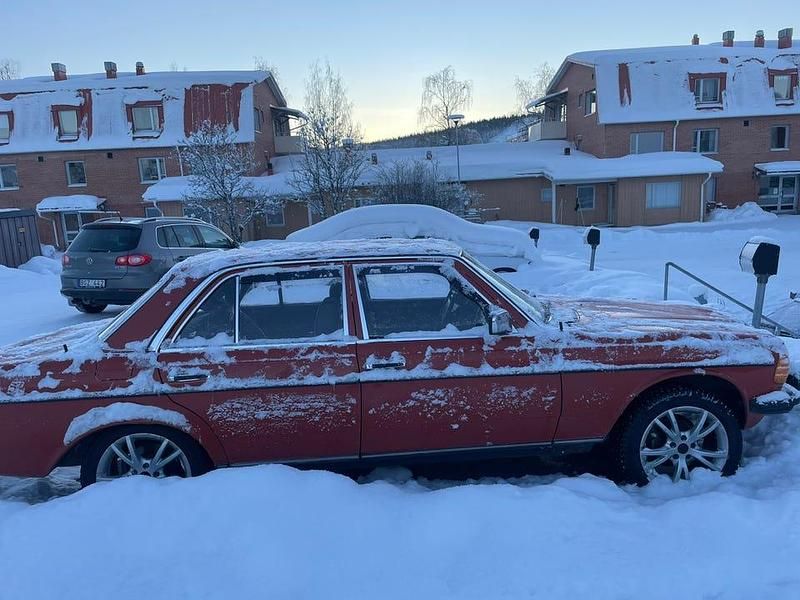 Begagnad Mercedes 300 80 HK (58 kW) 1979