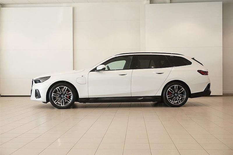 Begagnad BMW 530e Comfort Edition 190 HK (139 kW) 2024 Vit Kombi