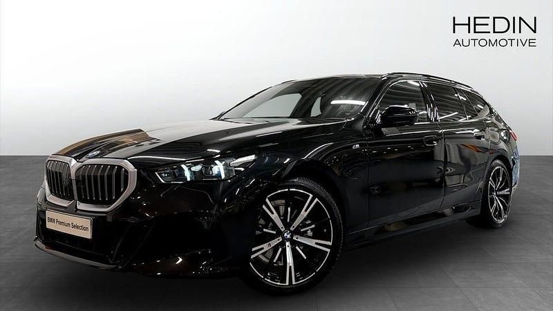 Grå Begagnad 2025 BMW 530 M Sport Kombi | 638 700 kr - Bild 1/4