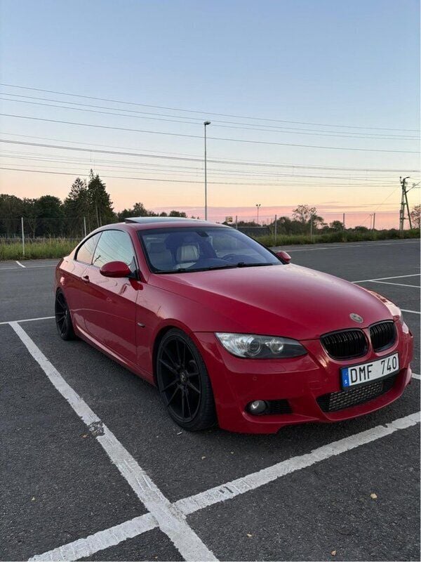 Röd Begagnad 2009 BMW 335 Sport Line Sportkupé | 175 000 kr (Marknadspris) - Bild 1/4