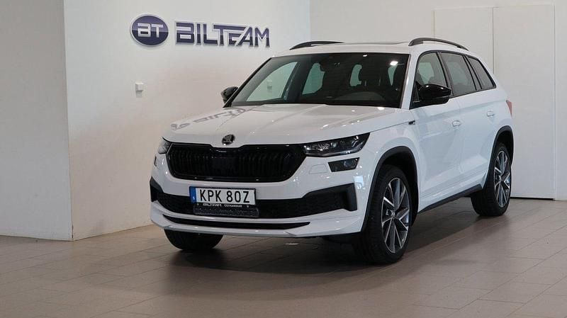 Vit Begagnad 2024 Skoda Kodiaq SportLine SUV | 479 900 kr (Lite dyr) - Bild 1/4