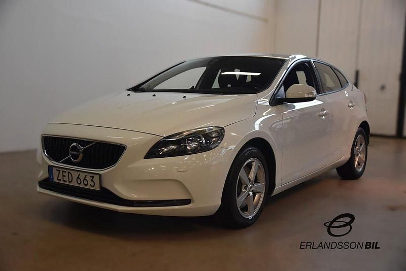Vit Begagnad 2018 Volvo V40 Kinetic Kombi | 149 900 kr (Marknadspris) - Bild 1/4