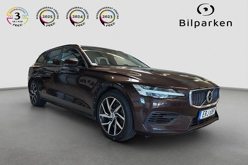 Mörkbrun Begagnad 2020 Volvo V60 Momentum Kombi | 229 990 kr (Marknadspris) - Bild 1/4