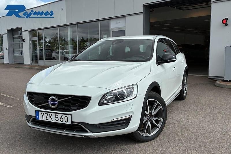 Vit Begagnad 2017 Volvo V60 CC Standard Kombi | 229 800 kr (Marknadspris) - Bild 1/4