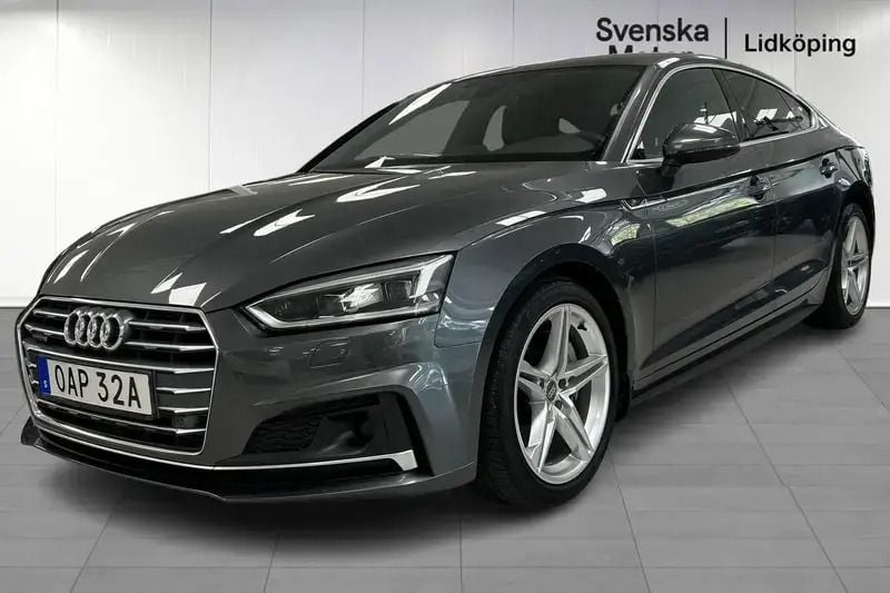 Grå Begagnad 2019 Audi A5 Sportback S-Line Halvkombi | 318 900 kr (Marknadspris) - Bild 1/4