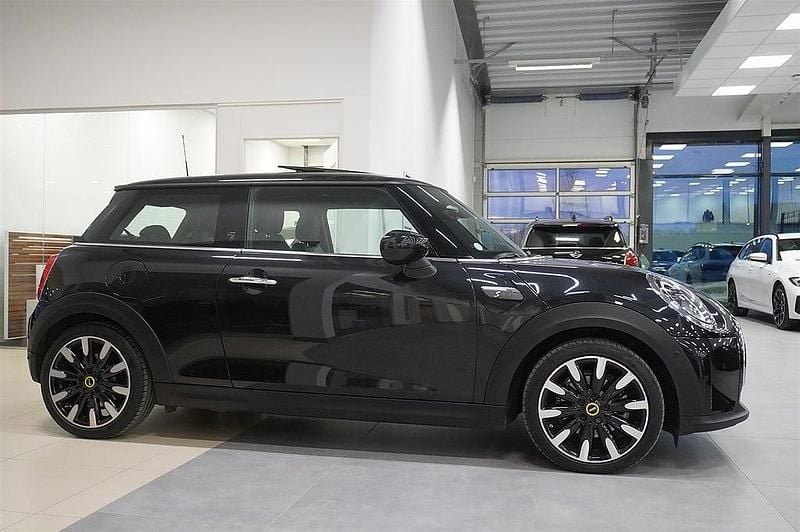 Begagnad Mini Cooper 135 kW (184 HK) 2023 Svart Halvkombi