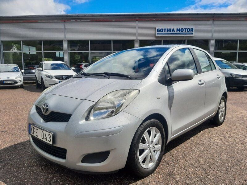 Silver Begagnad 2009 Toyota Yaris Halvkombi | 47 900 kr (Marknadspris) - Bild 1/4