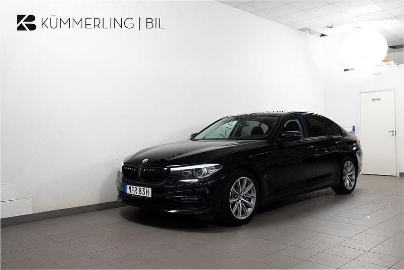 Svart Begagnad 2019 BMW 530e iPerformance Sedan | 259 900 kr (Superpris) - Bild 1/4
