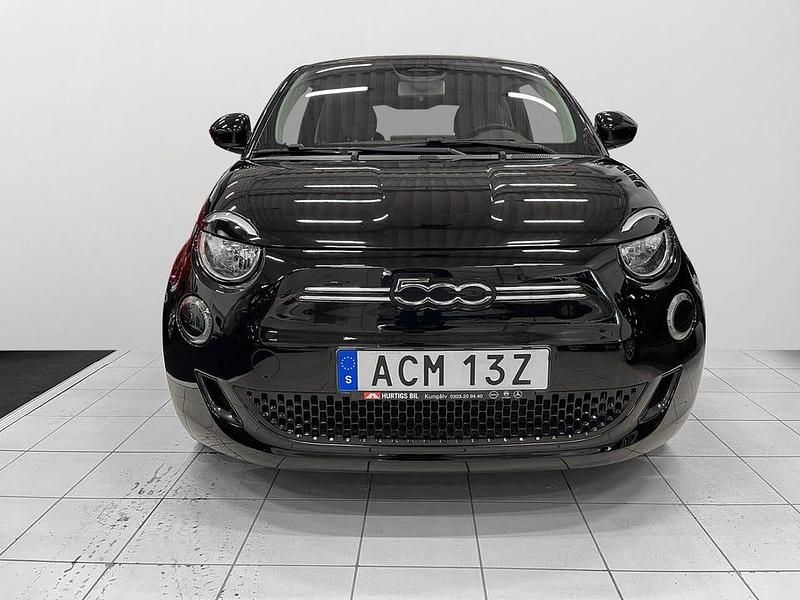 Begagnad Fiat 500e 86 kW (118 HK) 2022 Svart Halvkombi