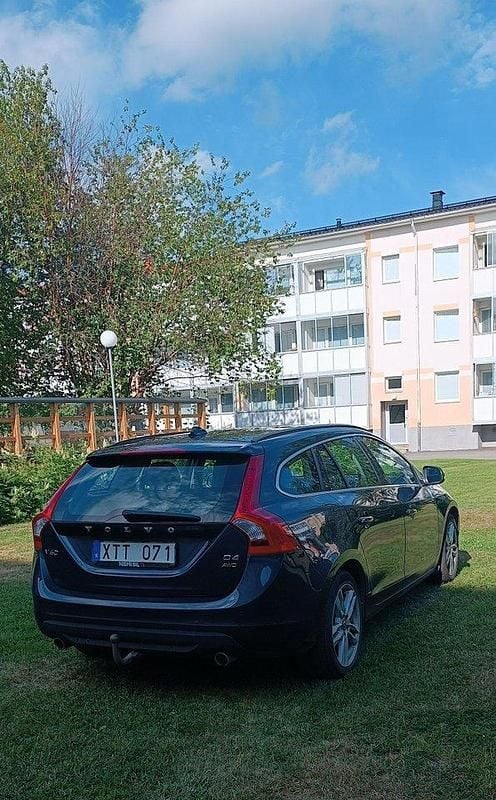 Blå Begagnad 2013 Volvo V60 Momentum Kombi | 120 000 kr (Marknadspris) - Bild 1/4