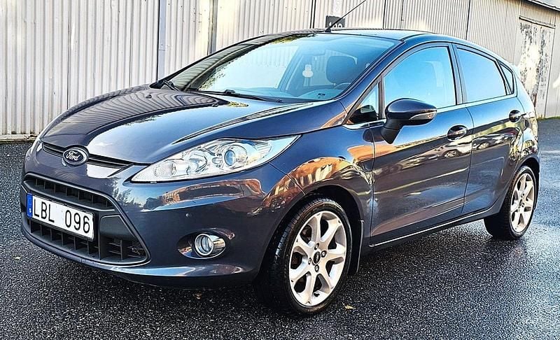 Blå Begagnad 2011 Ford Fiesta Titanium Halvkombi | 44 900 kr (Marknadspris) - Bild 1/4