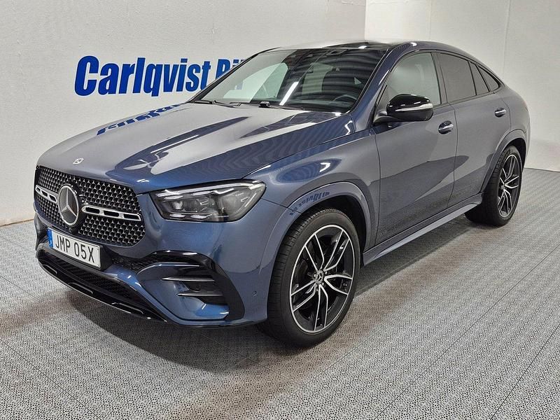 Blå (sodalite blue metallic) Begagnad 2024 Mercedes 450 AMG Sportkupé | 995 000 kr - Bild 1/4