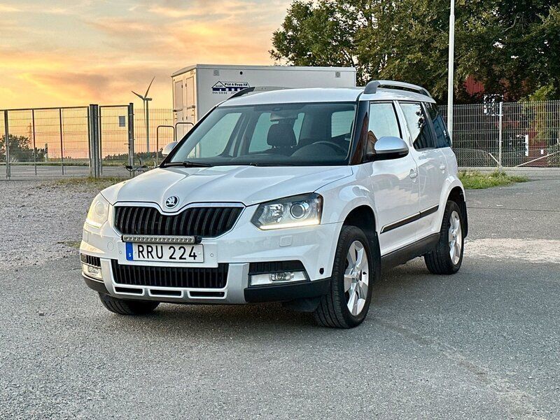 Vit Begagnad 2015 Skoda Yeti Outdoor SUV | 99 900 kr (Marknadspris) - Bild 1/4