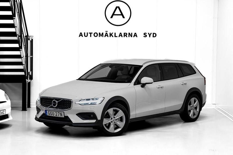 Vit Begagnad 2020 Volvo V60 CC Momentum Kombi | 229 900 kr (Marknadspris) - Bild 1/4