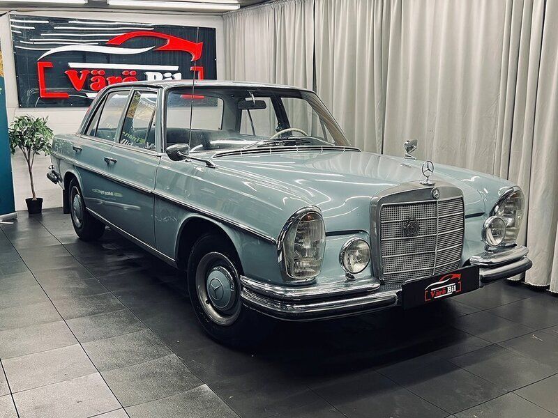 Ljusblå Begagnad 1966 Mercedes S250 Sedan | 124 900 kr - Bild 1/4