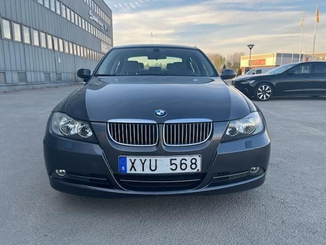 Grå Begagnad 2005 BMW 330 Sedan | 79 900 kr (Marknadspris) - Bild 1/4