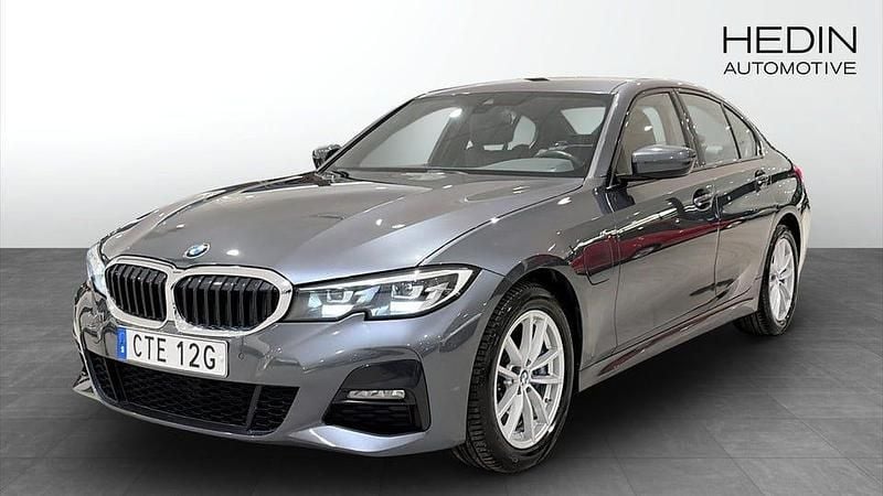 Grå Begagnad 2020 BMW 330 M Sport Sedan | 329 000 kr (Lite dyr) - Bild 1/4