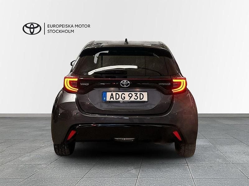 Begagnad Toyota Yaris Hybrid Style 92 HK (67 kW) 2022 Mörkgrå Halvkombi