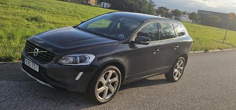 Grå Begagnad 2017 Volvo XC60 Kinetic SUV | 140 000 kr (Marknadspris) - Bild 1/4