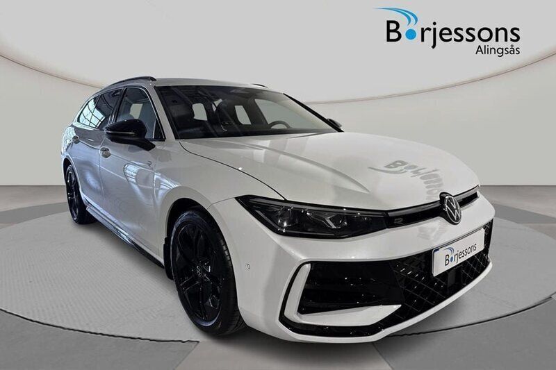 Vit Ny 2025 VW Passat R-line Kombi | 554 900 kr (Marknadspris) - Bild 1/4