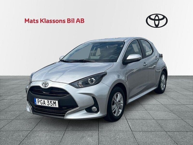 Silver Begagnad 2024 Toyota Yaris Hybrid Active Halvkombi | 239 000 kr (Marknadspris) - Bild 1/4