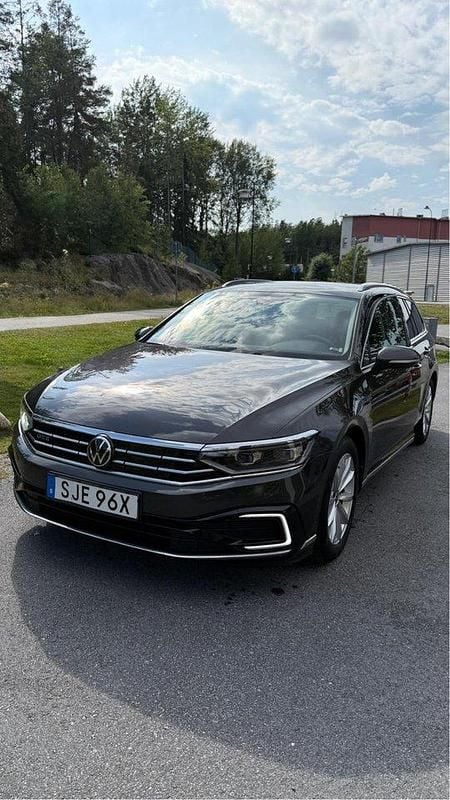 Grå Begagnad 2021 VW Passat GTE Kombi | 235 000 kr (Marknadspris) - Bild 1/4