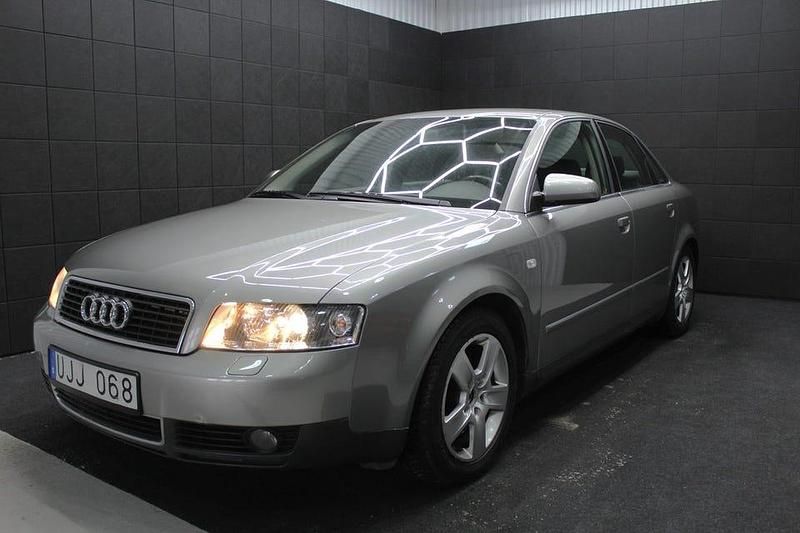 Grå Begagnad 2004 Audi A4 Comfort Sedan | 49 000 kr (Marknadspris) - Bild 1/4