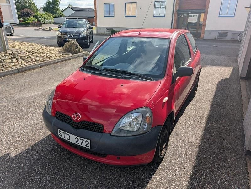 Röd Begagnad 2001 Toyota Yaris Halvkombi | 7 000 kr (Superpris) - Bild 1/4