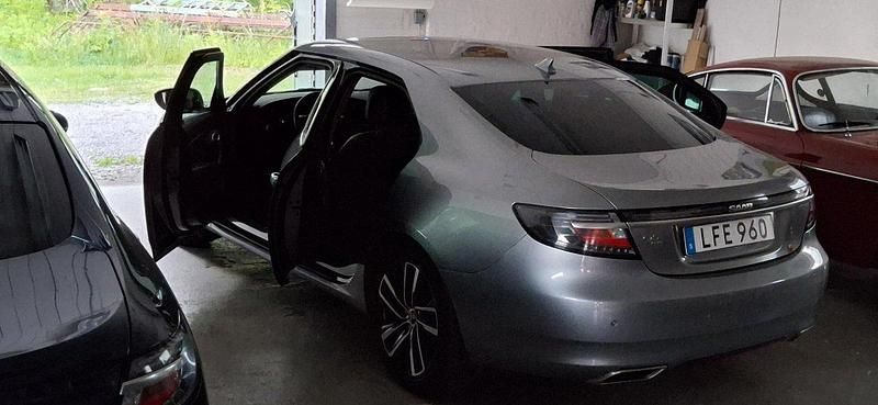Grå Begagnad 2011 Saab 9-5 Aero Sedan | 139 000 kr (Marknadspris) - Bild 1/3