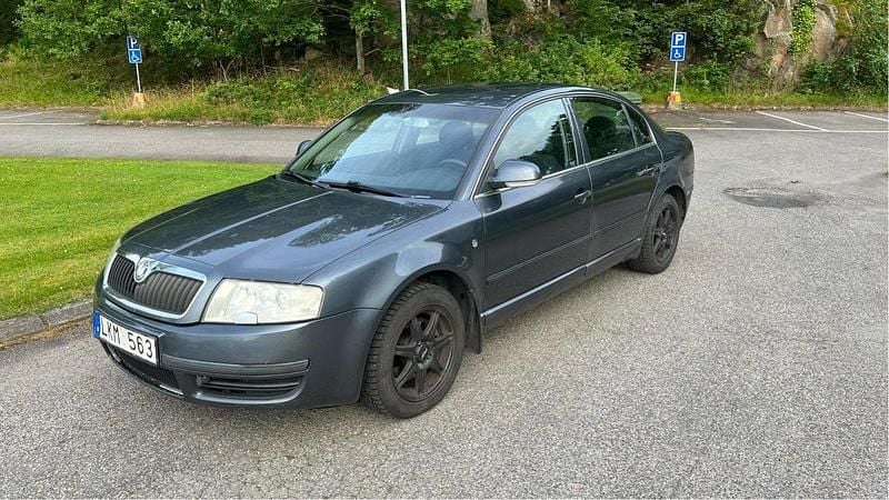 Grå Begagnad 2007 Skoda Superb Sedan | 26 500 kr - Bild 1/4
