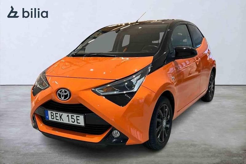 Orange Begagnad 2019 Toyota Aygo Halvkombi | 109 900 kr (Marknadspris) - Bild 1/1