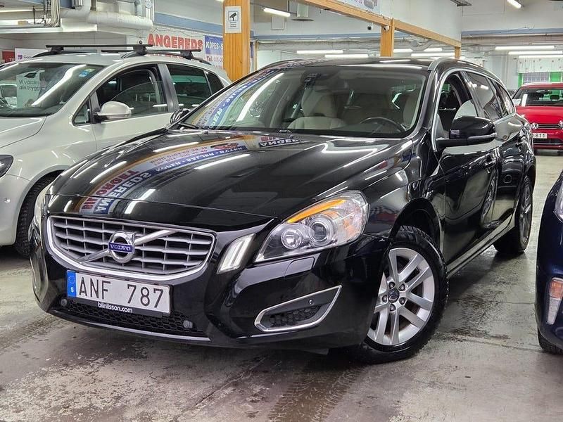 Begagnad Volvo V60 Momentum 163 HK (119 kW) 2011 Svart Kombi