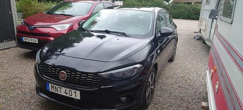 Svart Begagnad 2017 Fiat Tipo Lounge Halvkombi | 89 000 kr (Marknadspris) - Bild 1/4